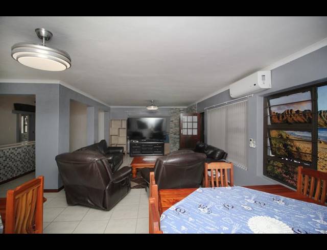 5 BEDROOM HOUSE FOR SALE IN FRAAIUITSIG